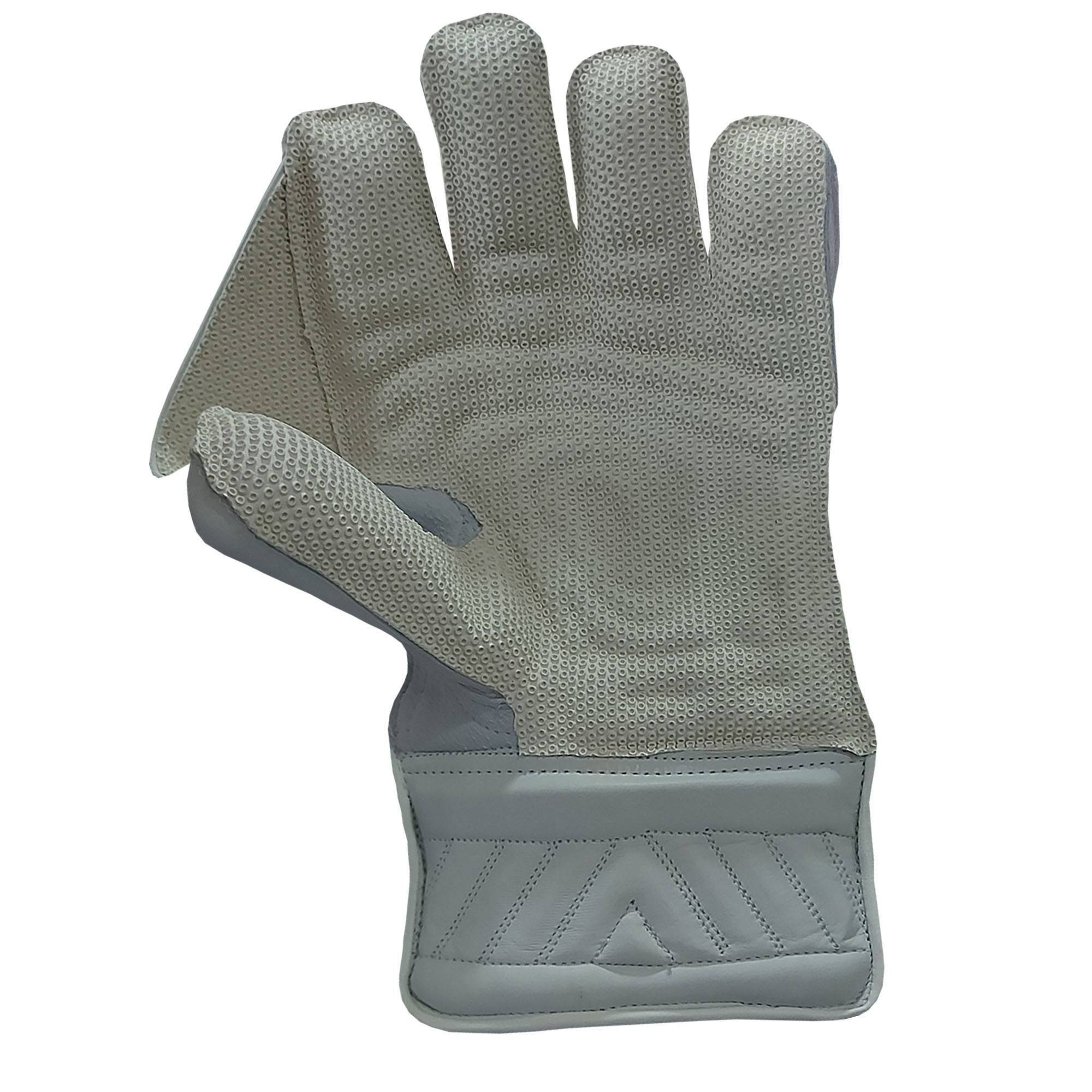 Padded protection and lightweight fit of the SG Hilite White keeping gloves