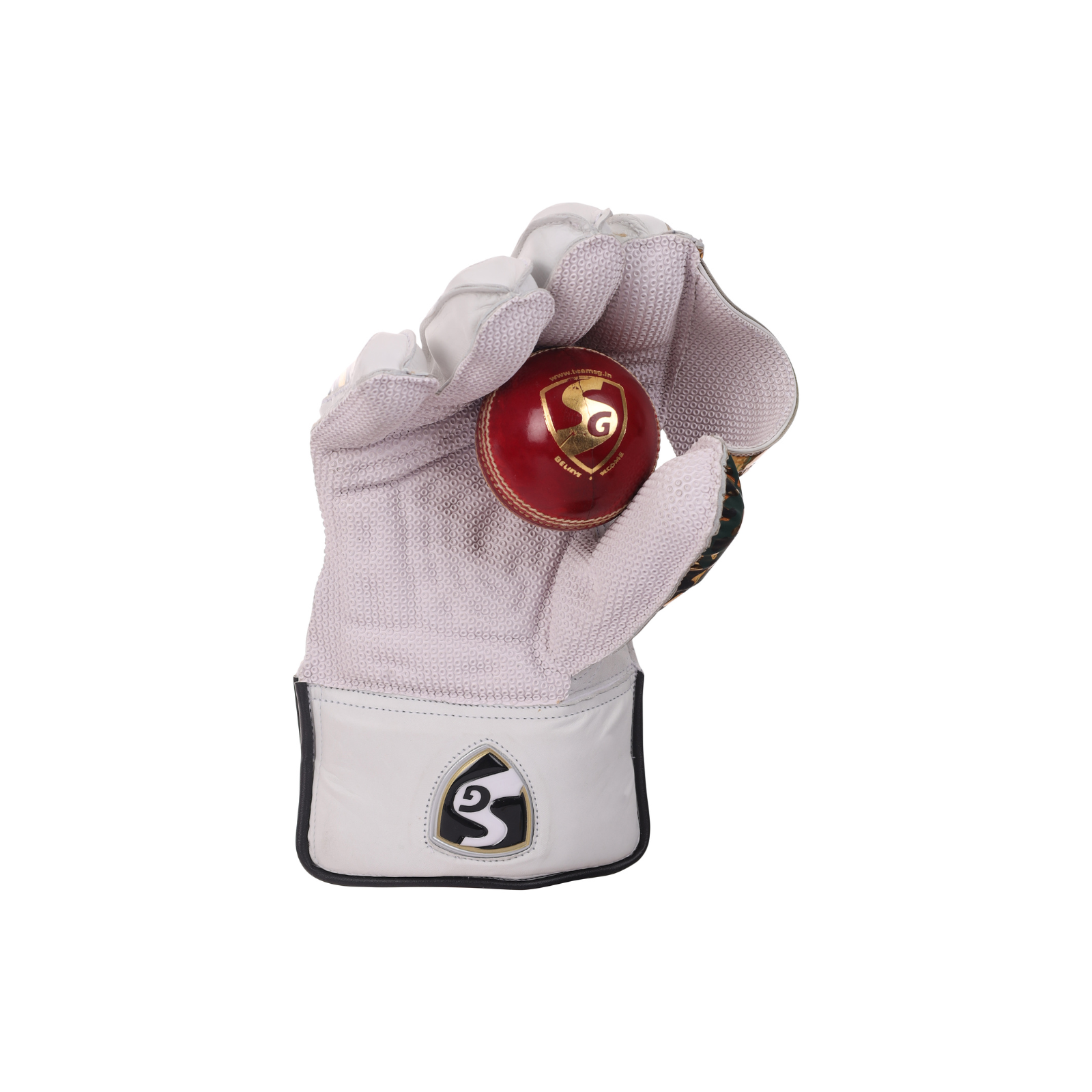 Lightweight fit and wrist strap of the SG Savage wicket keeping gloves