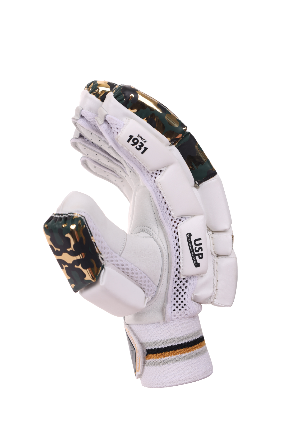 Flexible finger detail on the SG Savage Lite batting gloves