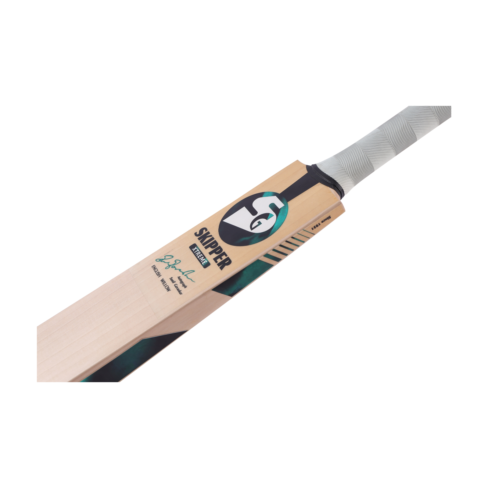 Handle and grip detail of the SG Skipper Xtreme English willow bat