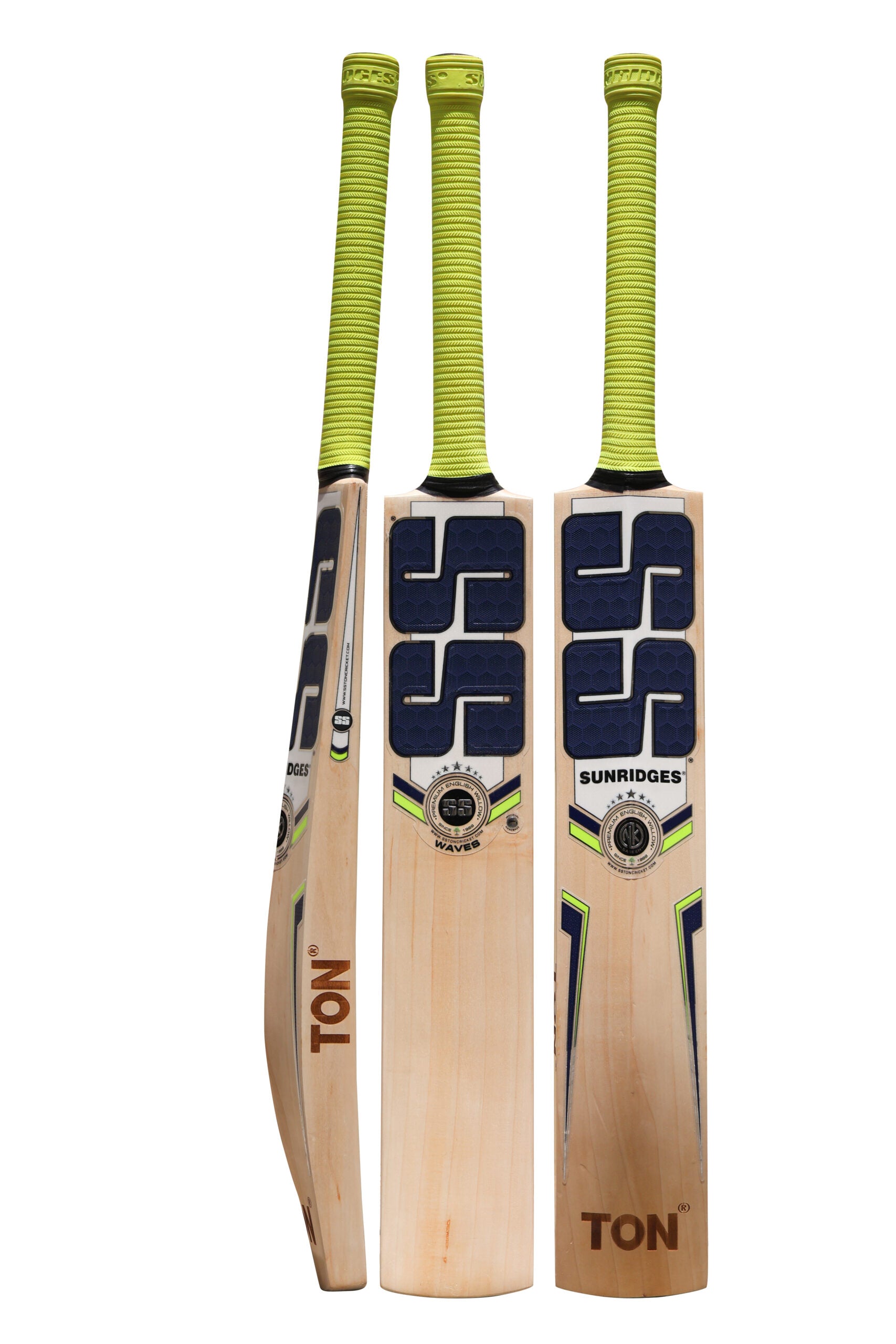 Willow face and grain lines on the SS Waves cricket bat